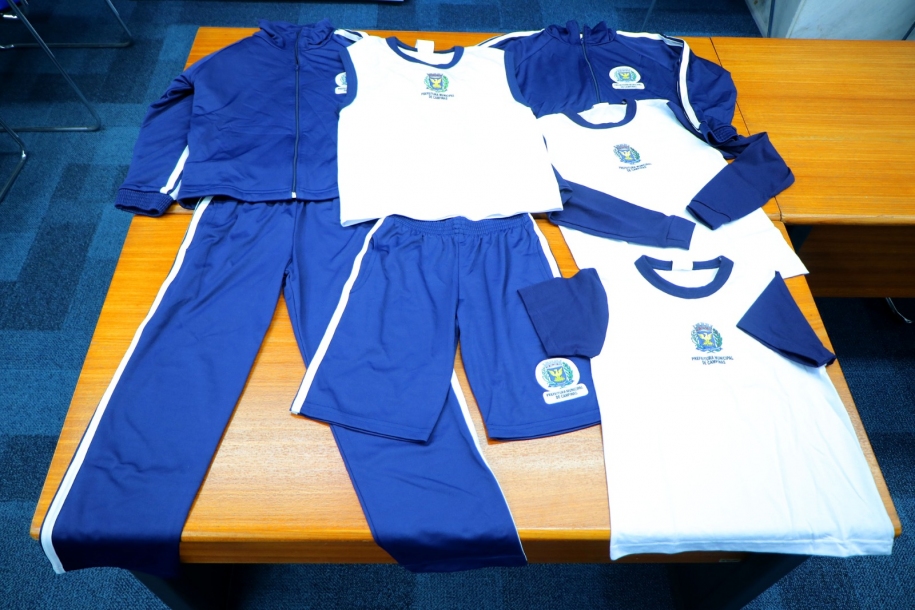 Alunos da rede municipal começam a receber uniformes 