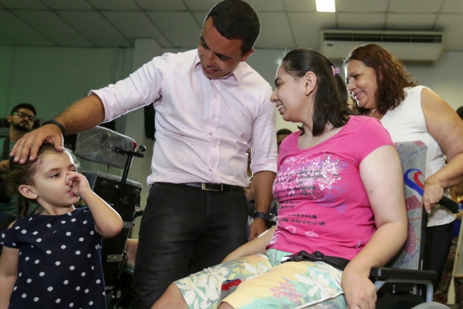 Campanha Coração Solidário entrega 30 cadeiras de rodas 