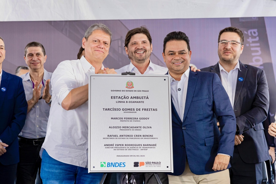 Teco Godoy ao lado do governador Tarcísio de Freitas inaugura Estação Ambuitá
