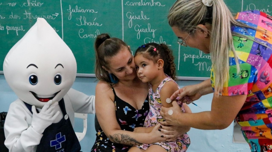 Saúde leva ações de vacinação até as escolas municipais de Rio Preto