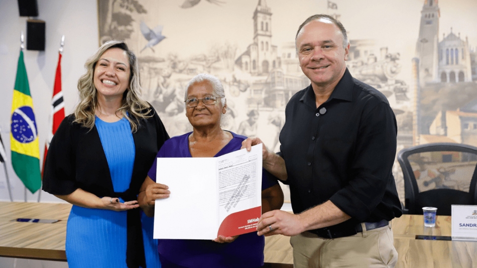 Prefeito Coronel Fábio Candido entrega matrículas a proprietários do São Pedro IV