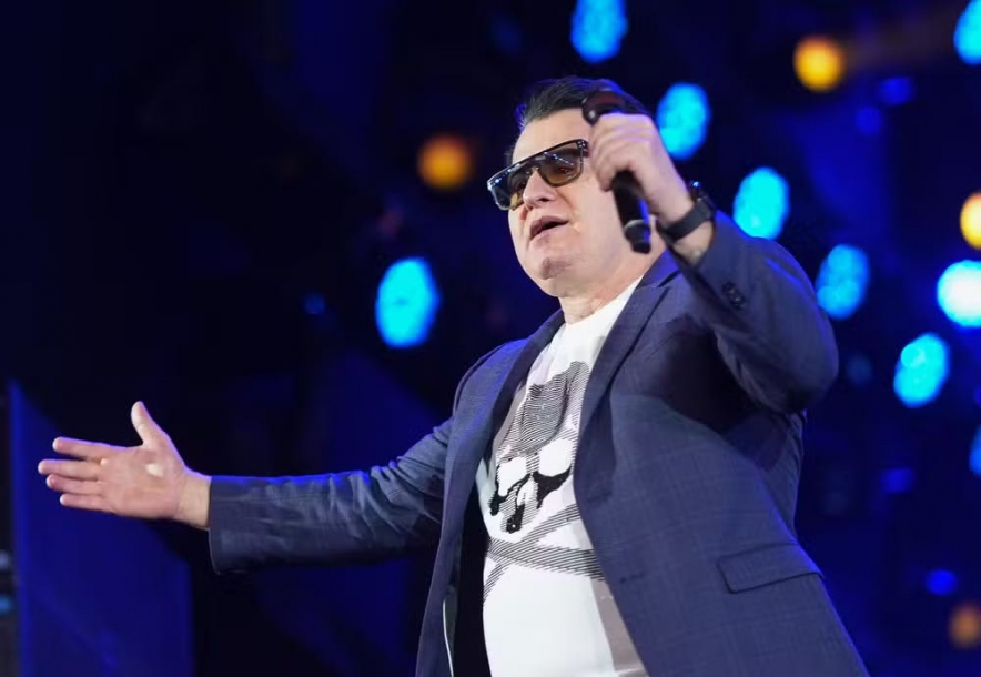 Cantor sertanejo Marrone cai do palco e show é encerrado em Goiânia