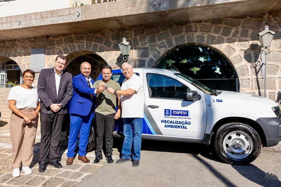Prefeito Teco Godoy entrega novo veículo para fortalecer ações ambientais em Itapevi