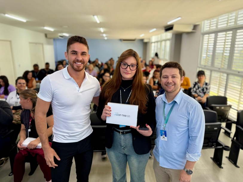 Prefeito Kauan Berto entrega mais de 100 tablets para agentes do programa Saúde em Casa