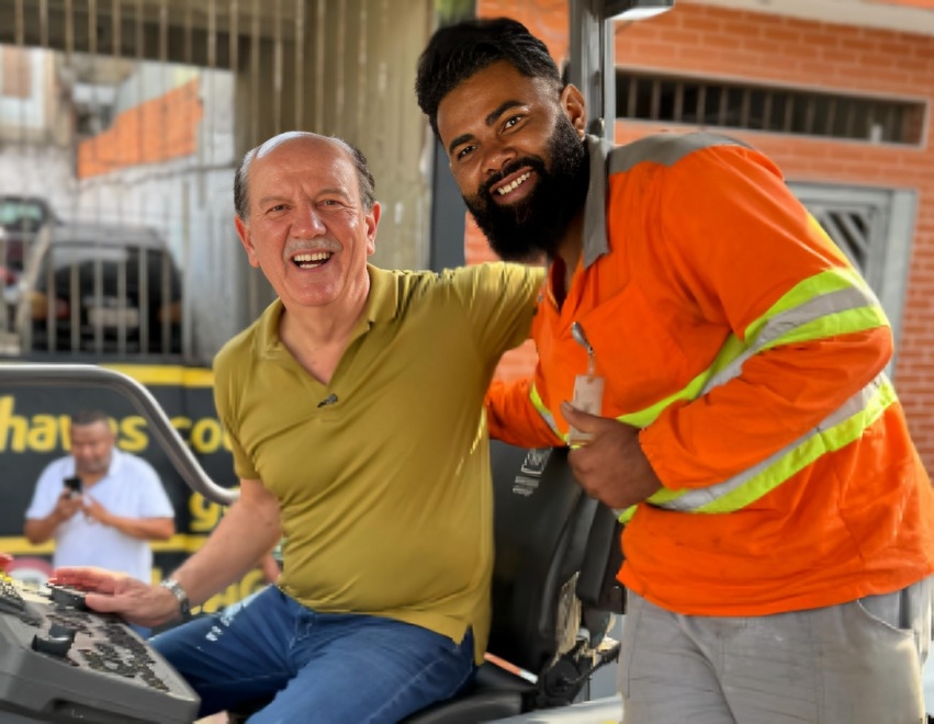 Beto Piteri acompanha recapeamento no Jardim Mutinga e participa ativamente das melhorias