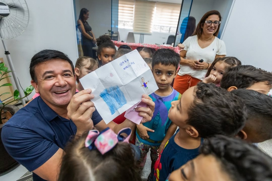 Prefeito Rodrigo Andrade recebe visita dos alunos da Escola Silvia Modesto