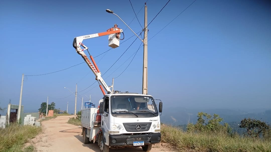 Araçariguama realiza manutenção da iluminação pública em diversos pontos da cidade