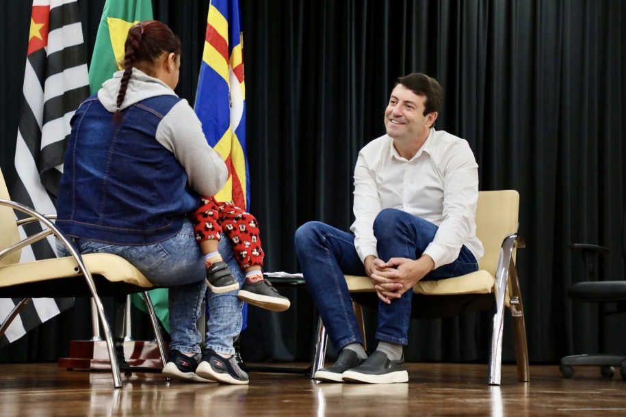 Prefeito Elvis Cezar realiza atendimento à  população no Poupatempo da Fazendinha