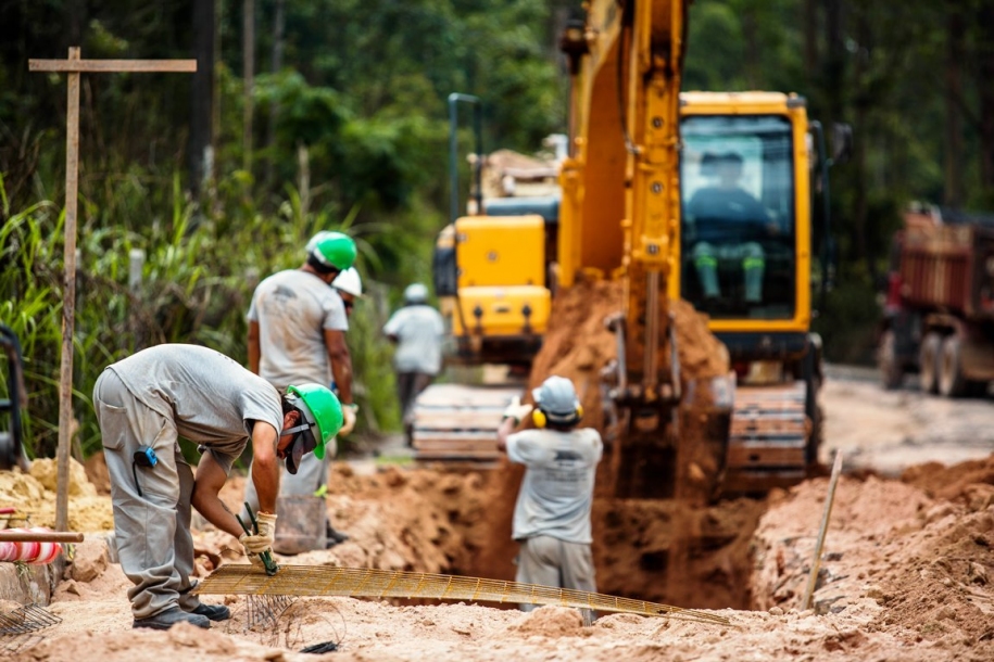 Itapevi realiza construção de redes de esgoto e drenagem