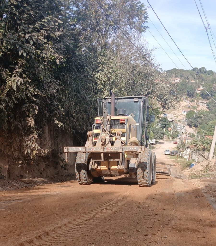 Araçariguama realiza obras de melhorias na Estrada Antônio Máximo no Tanque Velho