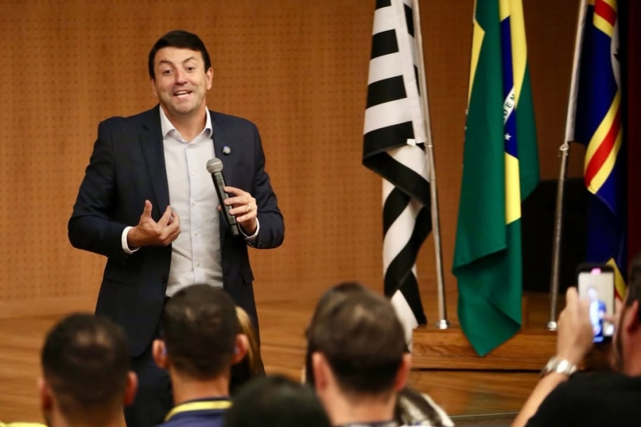 Prefeito Elvis Cezar realiza formação de líderes de alta performance em Santana de Parnaíba